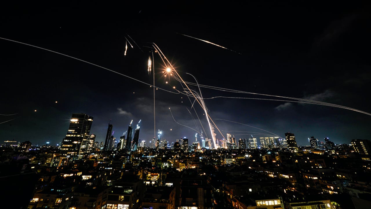Irán tiene una mayor cantidad de tropas terrestres, pero no tantas aéreas. Aun así, el ataque contra Israel fue intenso este viernes.